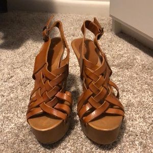 Platform woven heels 😍